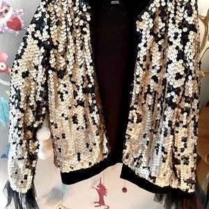 XTRA special ✨✨
Black and gold tshirt topper jacket wrap by Art Class.